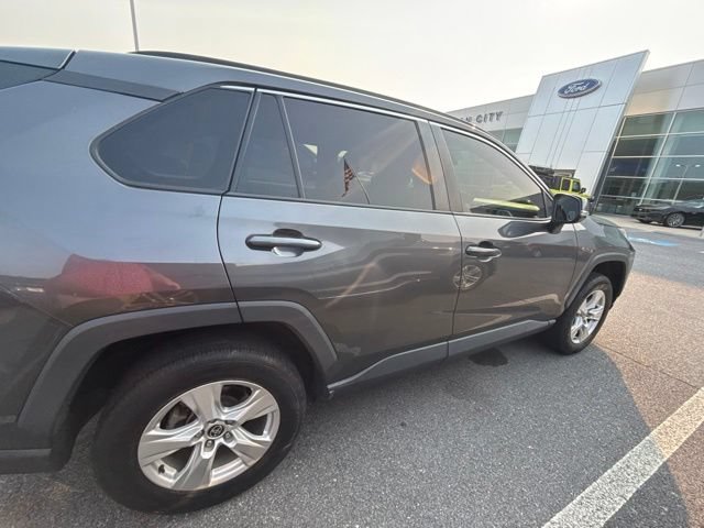 Used 2021 Toyota RAV4 XLE AWD/4WD image 4