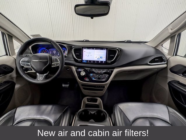 Used 2023 Chrysler Pacifica Touring-L FWD image 3