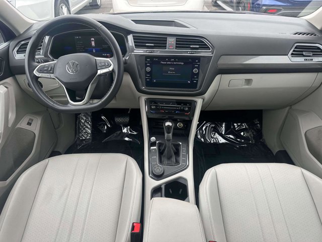 Used 2022 Volkswagen Tiguan SE w/ Panoramic Sunroof Package image 13