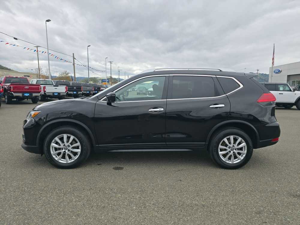 Used 2017 Nissan Rogue SV w/ SV Premium Package image 2