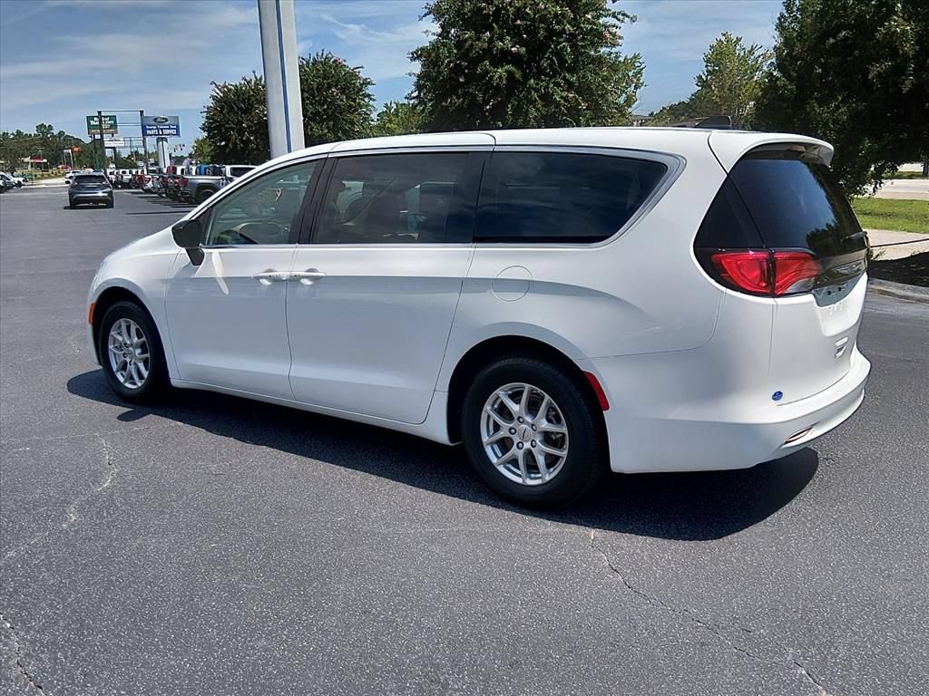 Used 2024 Chrysler Voyager LX FWD image 6