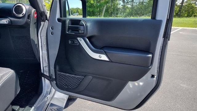 Used 2017 Jeep Wrangler Sahara w/ Connectivity Group AWD/4WD image 20