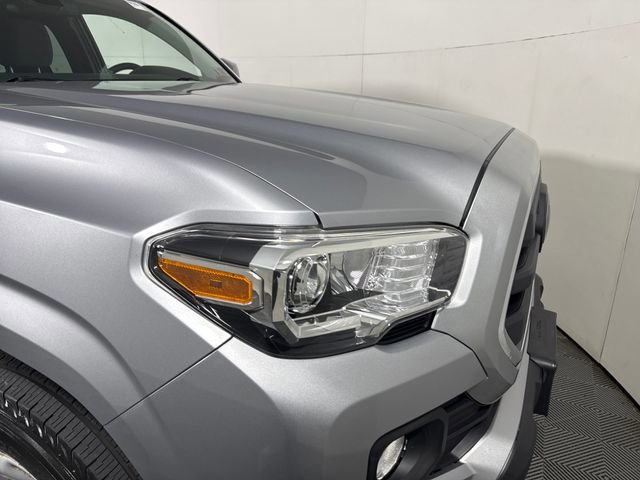 Used 2018 Toyota Tacoma SR5 AWD/4WD image 17