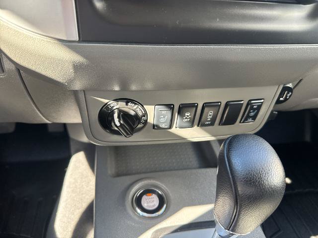 Used 2021 Nissan Frontier SV w/ Midnight Edition Floor Mats AWD/4WD image 13