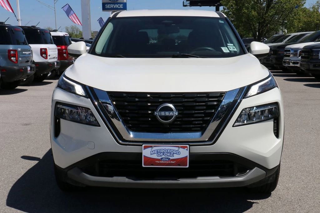 Used 2023 Nissan Rogue SV image 3