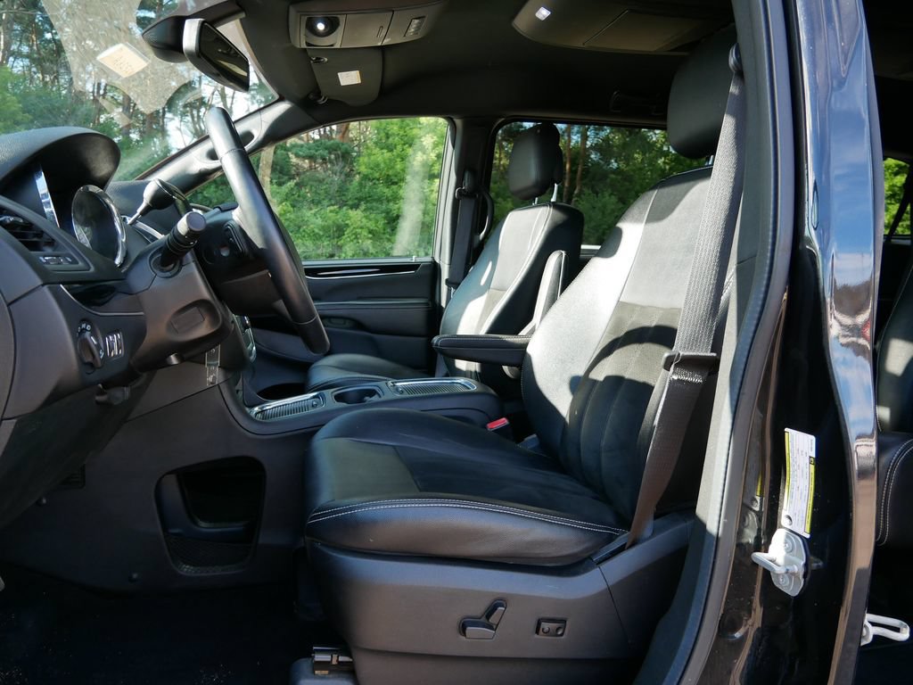 Used 2019 Dodge Grand Caravan SXT w/ Driver Convenience Group FWD image 16
