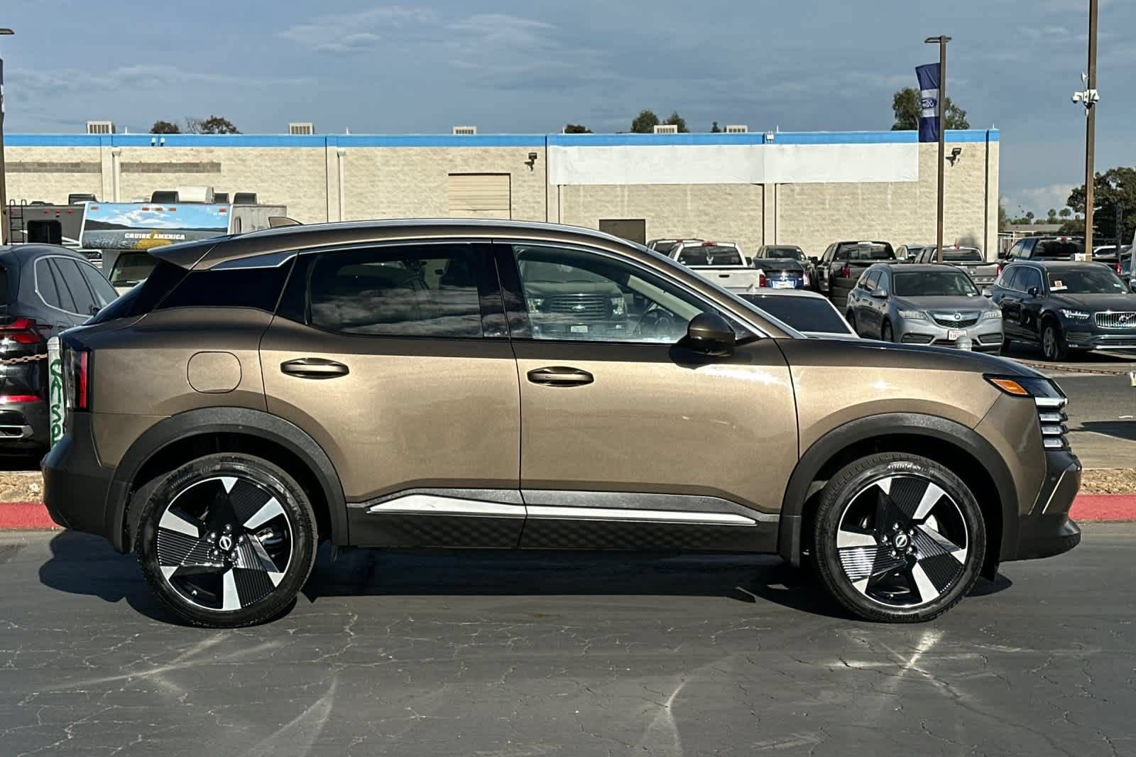 Used 2025 Nissan Kicks SR w/ SR Premium Package AWD/4WD image 9