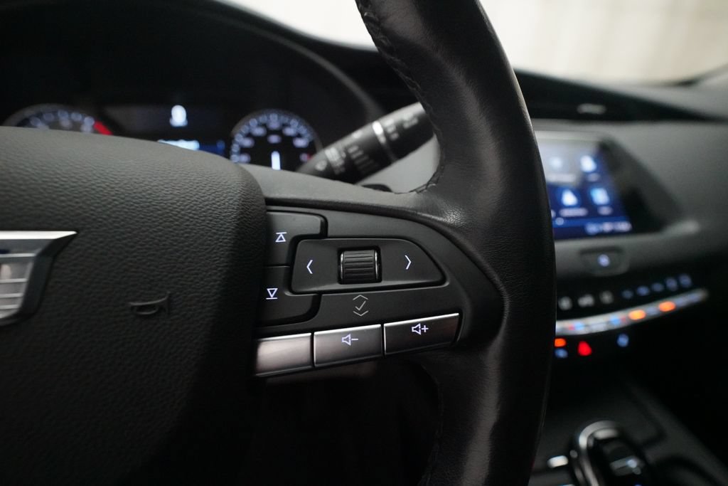 Used 2022 Cadillac XT4 Luxury w/ Cold Weather Package AWD/4WD image 19