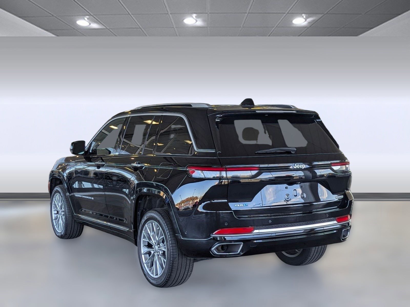 Used 2022 Jeep Grand Cherokee Summit w/ Luxury Tech Group V image 3