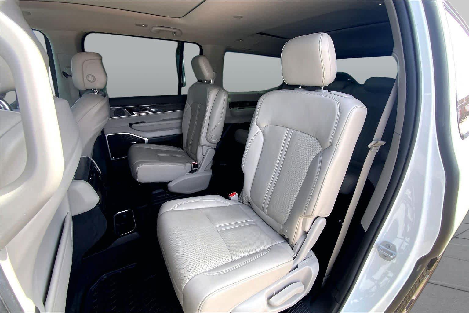 Used 2022 Jeep Wagoneer Series III w/ Premium Group I RWD image 21
