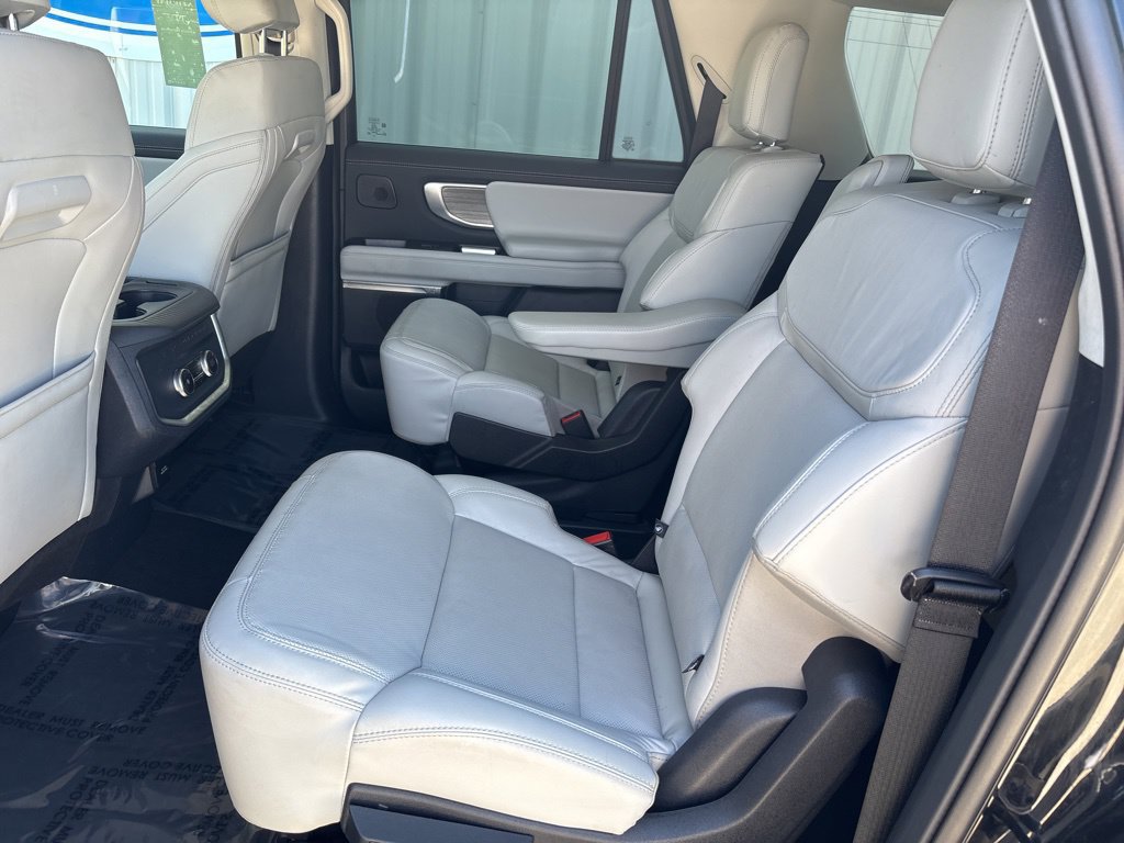 Certified 2025 Ford Expedition Max Platinum w/ Driver's Package AWD/4WD image 31