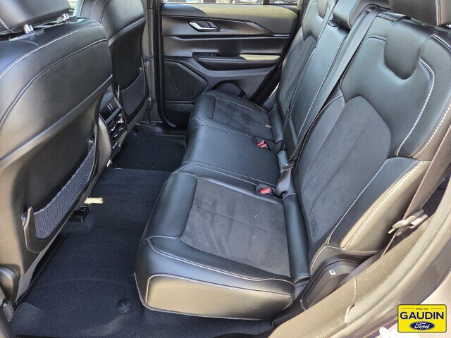 Used 2024 Jeep Grand Cherokee Altitude AWD/4WD image 12