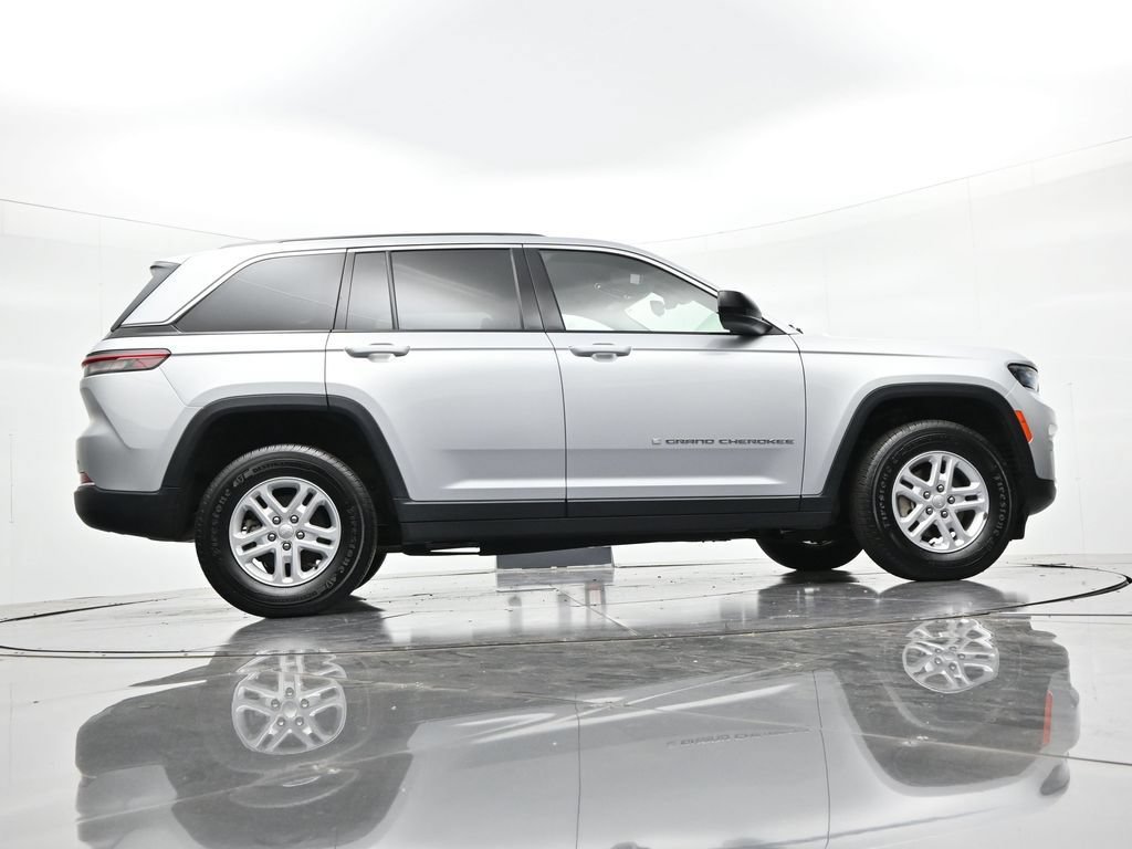 Used 2023 Jeep Grand Cherokee Laredo w/ Luxury Tech Group I AWD/4WD image 21