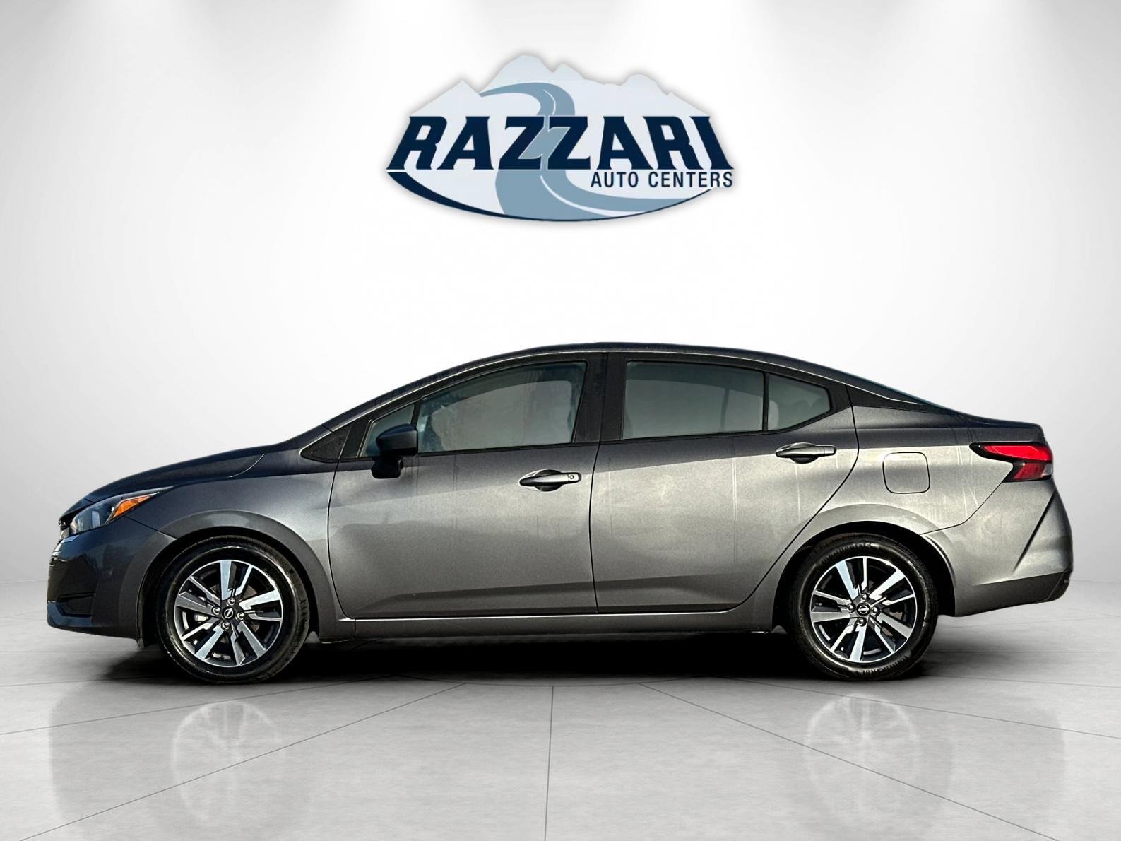 Used 2023 Nissan Versa SV image 2