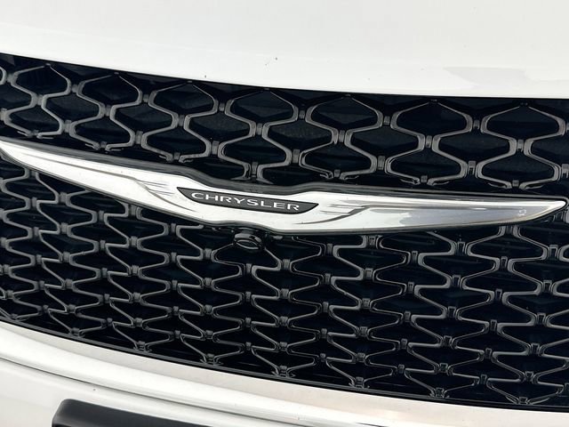 Used 2024 Chrysler Pacifica Touring-L image 25