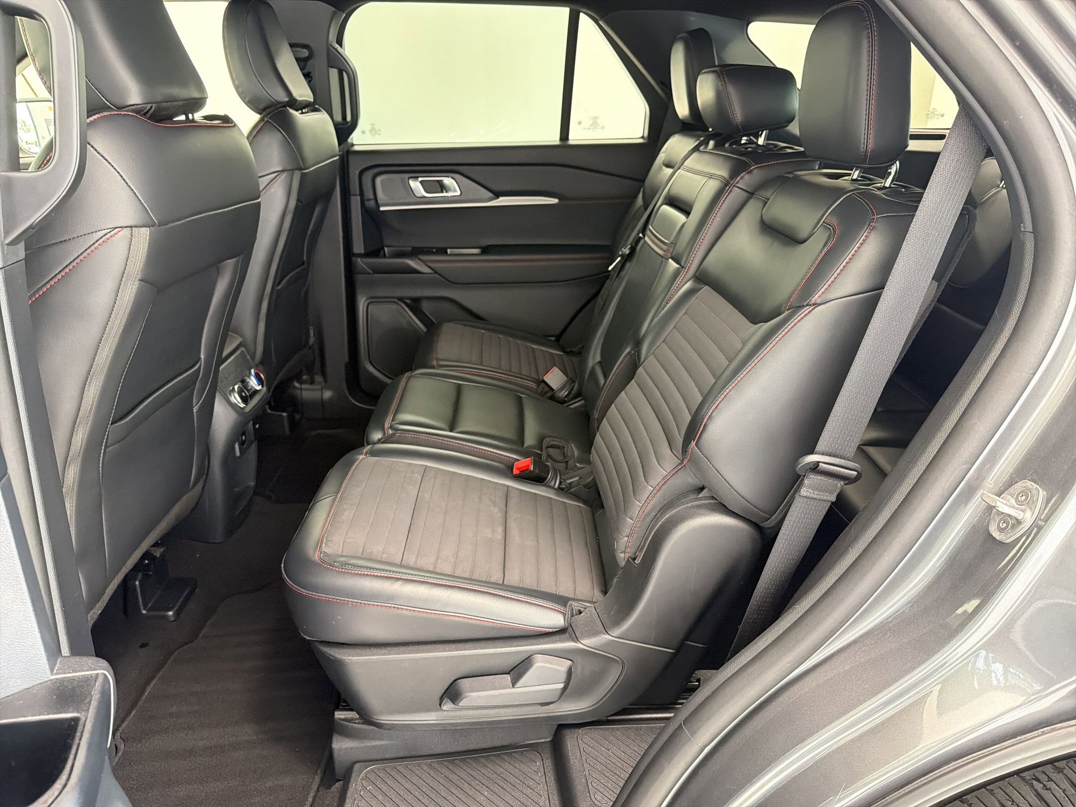 Certified 2025 Ford Explorer ST-Line w/ ST-Line Street Pack image 15