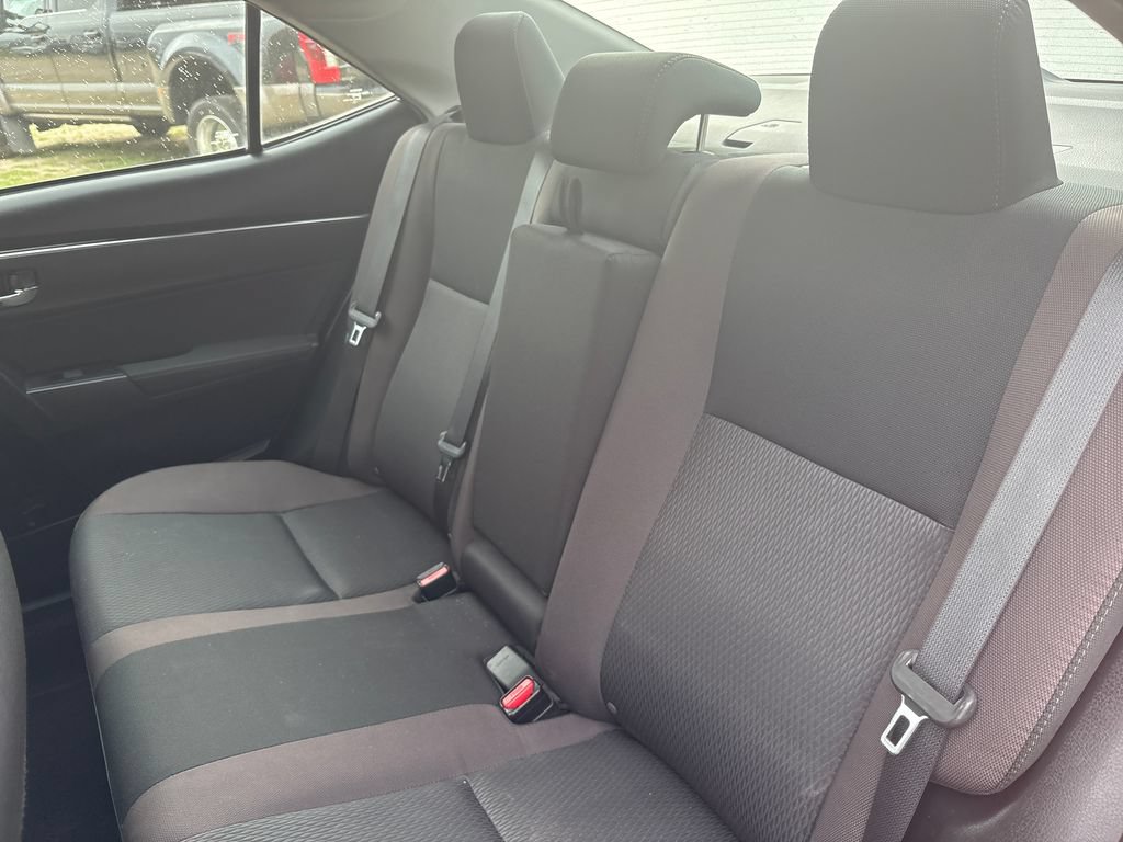 Used 2018 Toyota Corolla LE w/ Carpet Mat Package (TMS) FWD image 9
