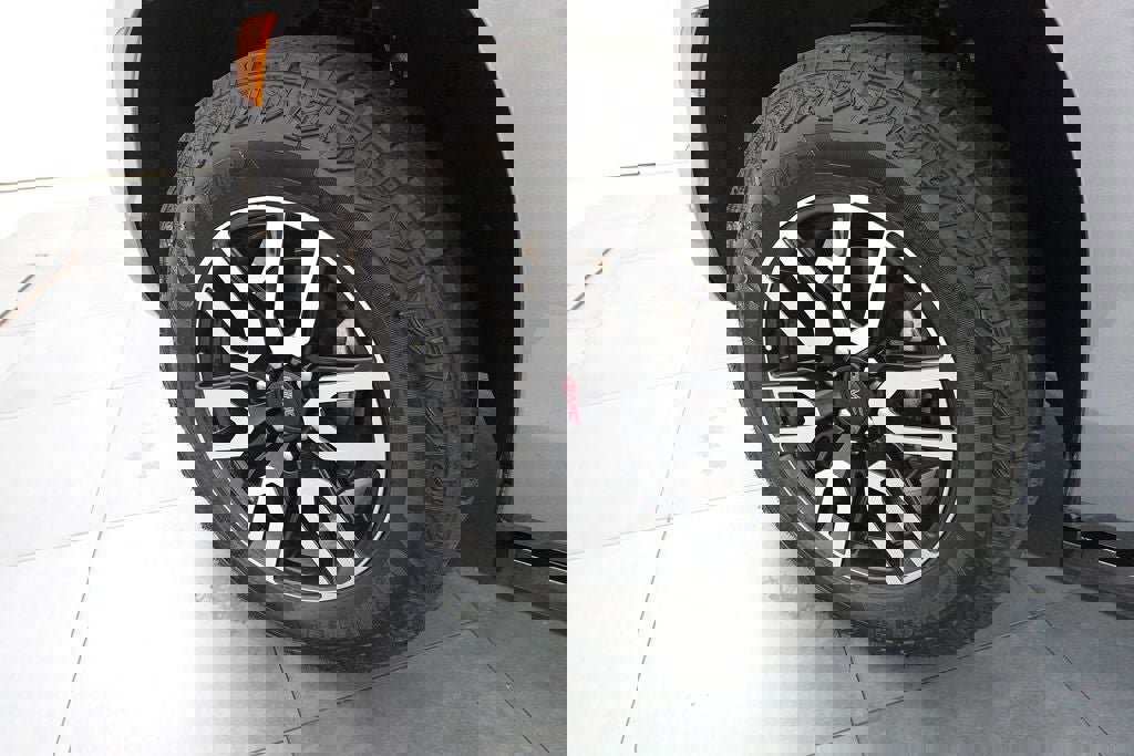 Used 2024 GMC Yukon AT4 w/ Technology Package image 31