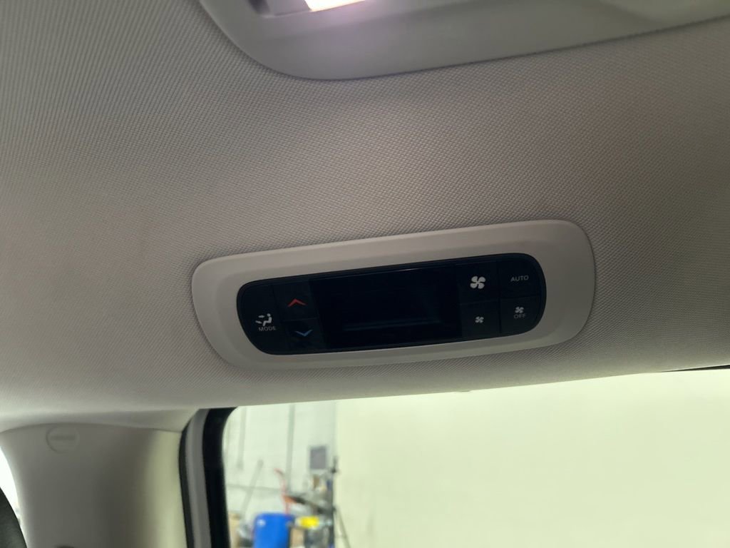 Used 2018 Chrysler Pacifica Touring-L FWD image 27