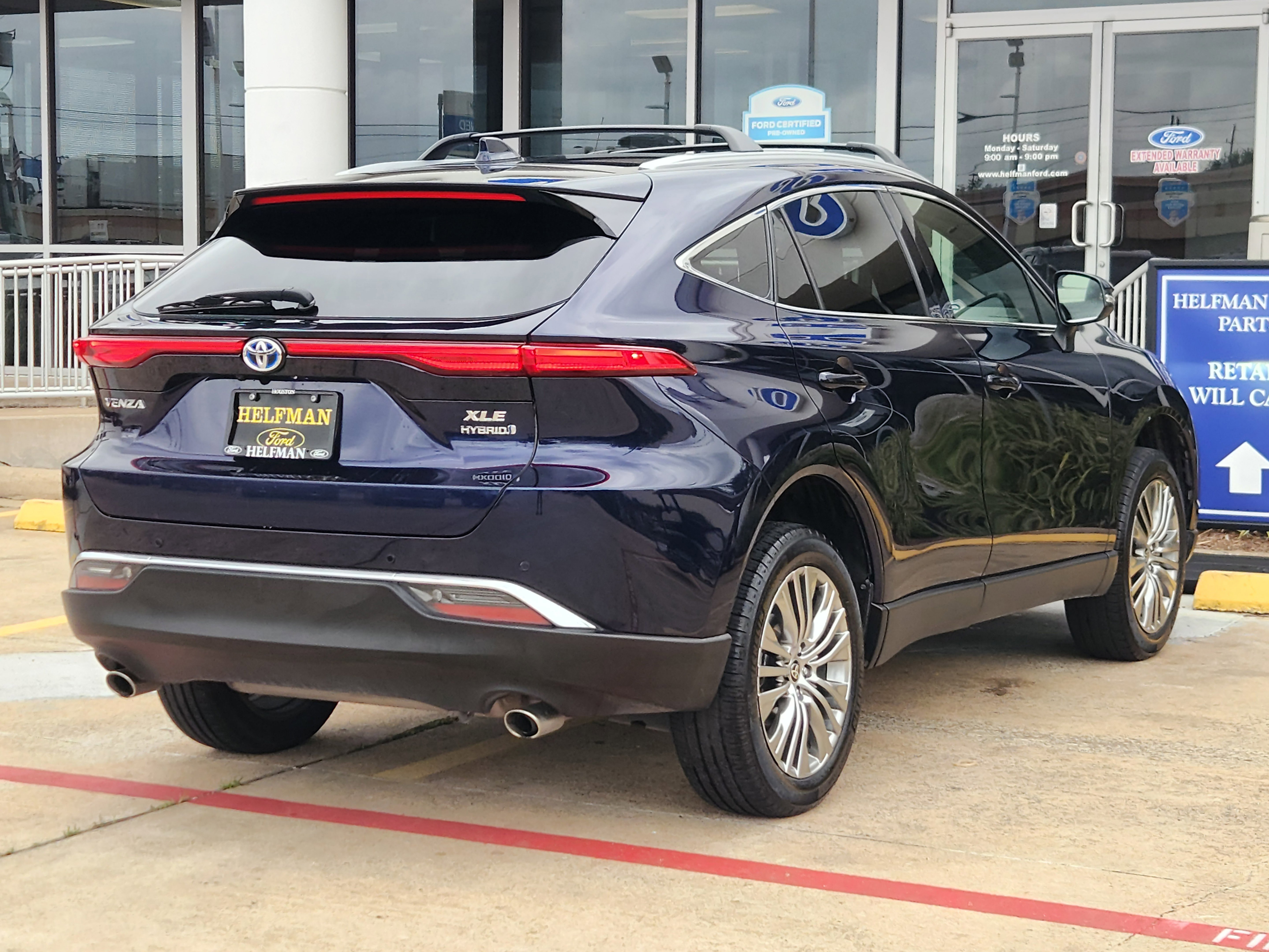 Used 2022 Toyota Venza XLE AWD/4WD image 3