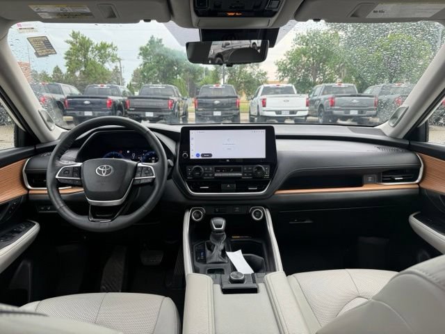 Used 2024 Toyota Grand Highlander AWD image 2