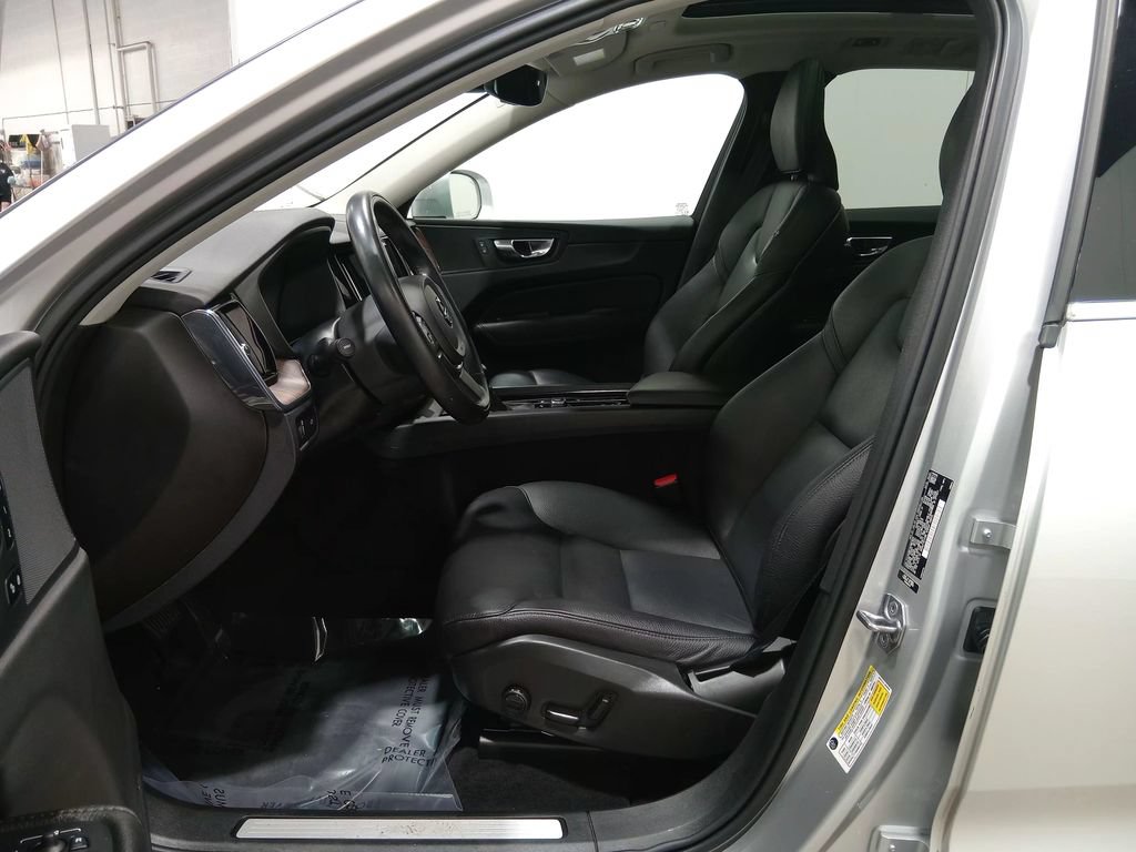 Used 2021 Volvo XC60 T5 Momentum w/ Premium Package AWD/4WD image 16