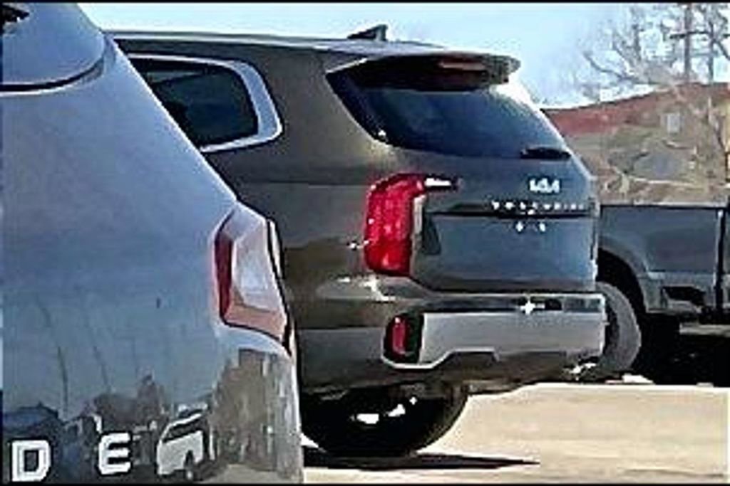 Used 2025 Kia Telluride S image 3