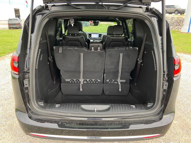 Used 2026 Chrysler Pacifica Limited FWD image 7