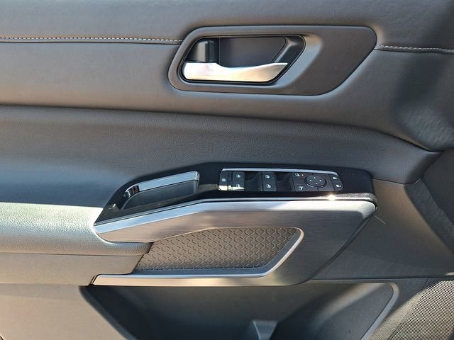 Used 2025 Nissan Pathfinder SL AWD/4WD image 11