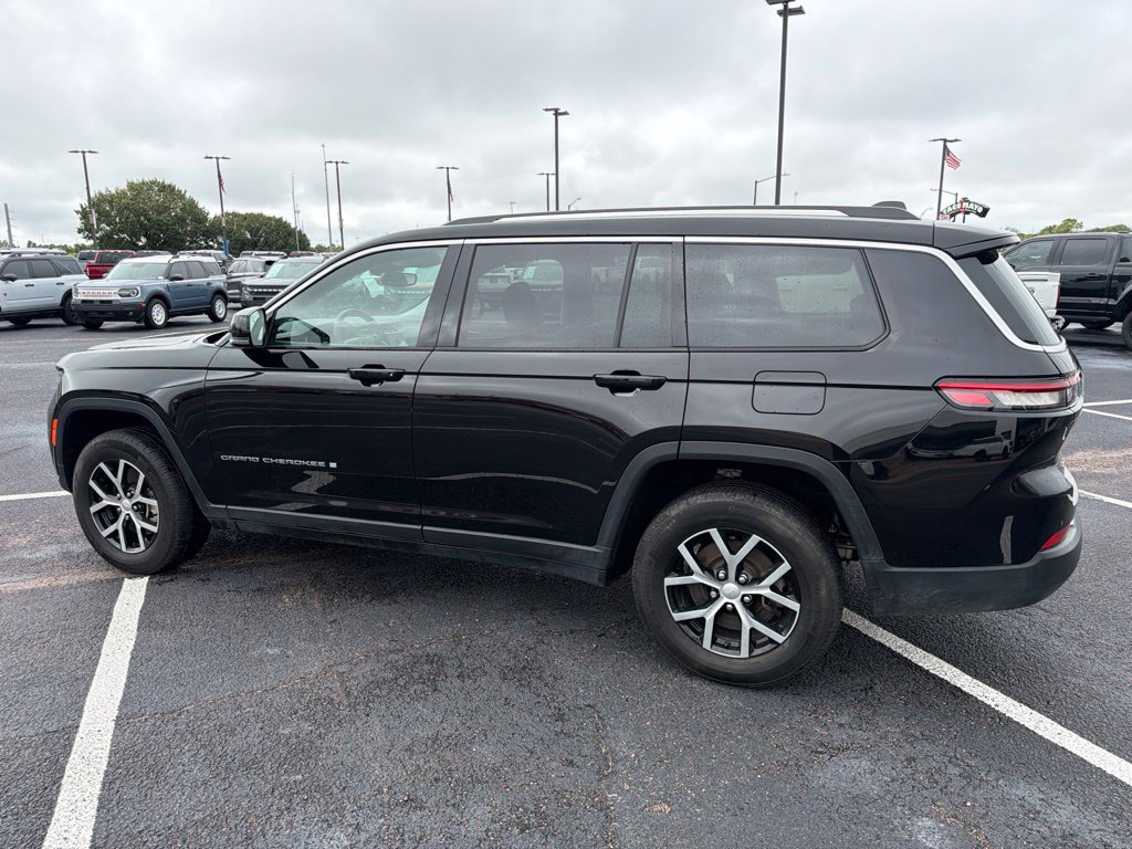 Used 2023 Jeep Grand Cherokee L Limited AWD/4WD image 3