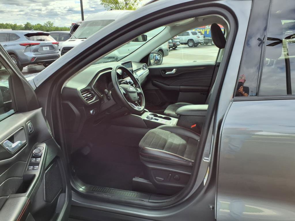 Certified 2022 Ford Escape SEL w/ SEL Stealth AWD Package image 11