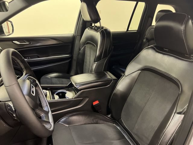 Used 2025 Jeep Grand Cherokee 4WD image 7