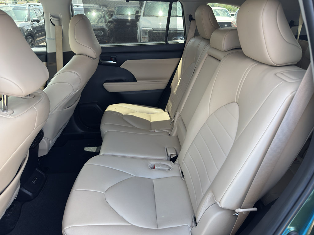 Used 2024 Toyota Highlander XLE FWD image 9