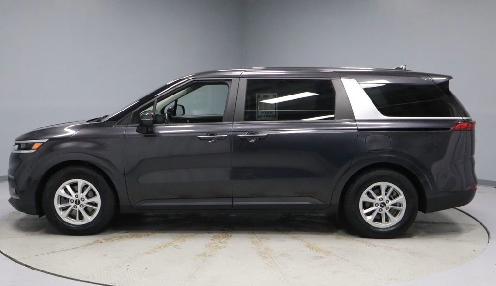 Used 2024 Kia Carnival LX image 2
