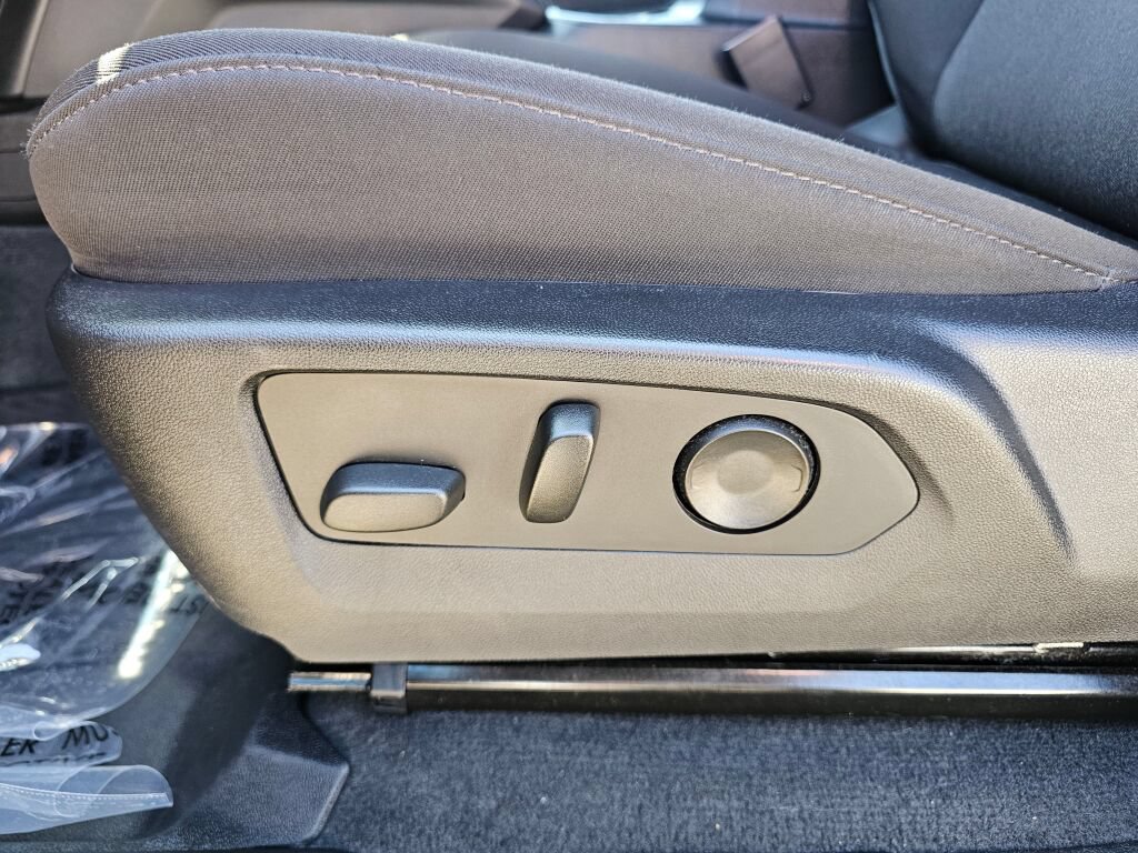 Used 2023 Chevrolet Colorado Trail Boss w/ Technology Package AWD/4WD image 17