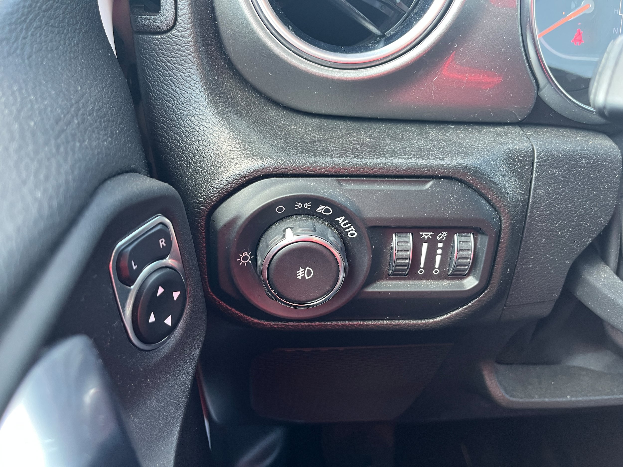 Used 2022 Jeep Wrangler Unlimited Sahara w/ Cold Weather Group AWD/4WD image 18
