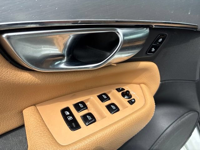 Used 2018 Volvo XC90 T5 Momentum w/ Convenience Package AWD/4WD image 20