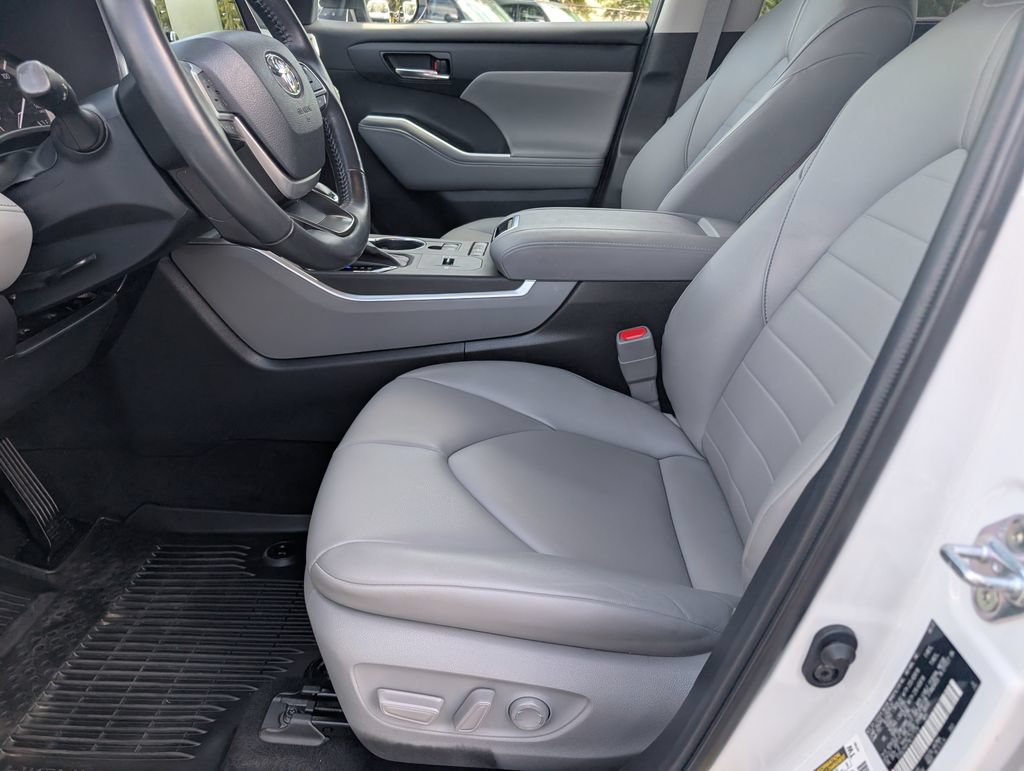Used 2022 Toyota Highlander XLE FWD image 15