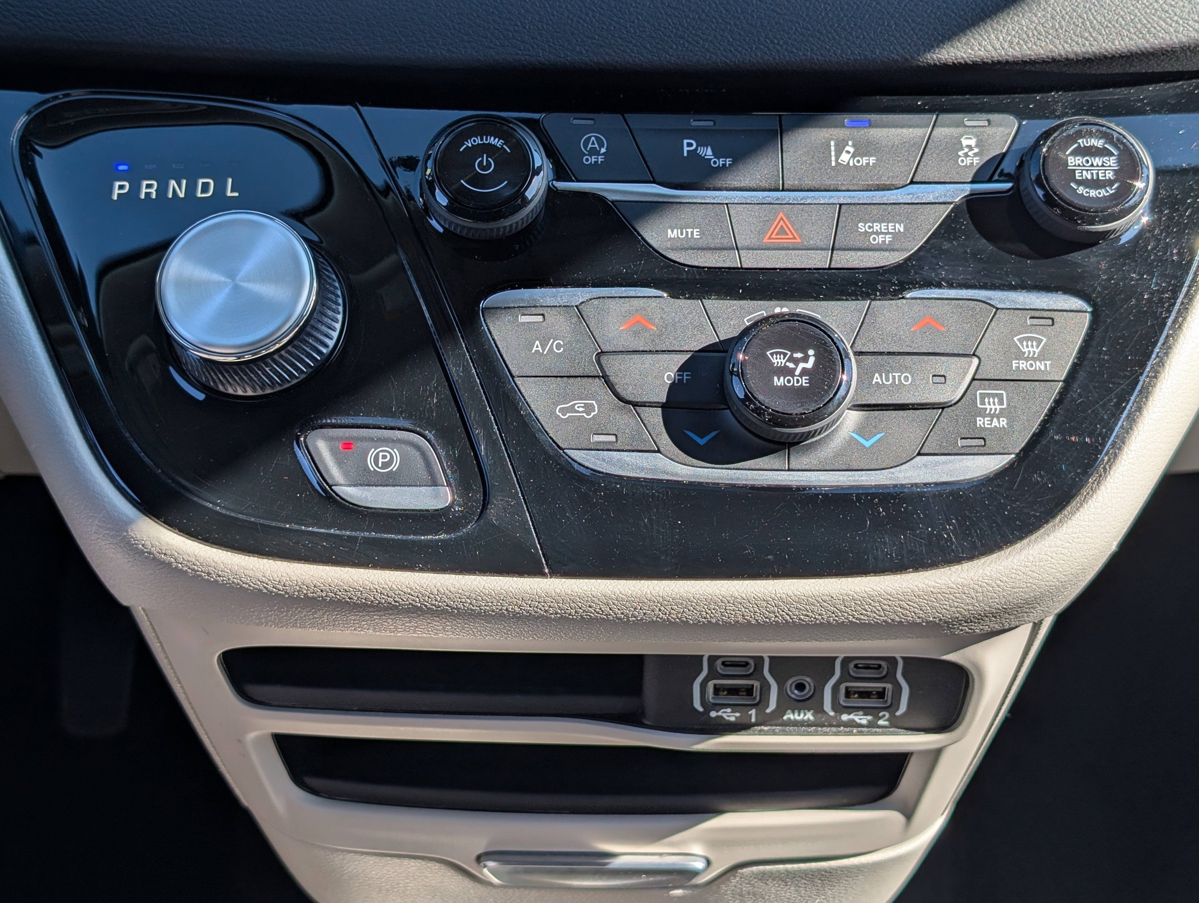 Used 2024 Chrysler Pacifica Touring-L image 28