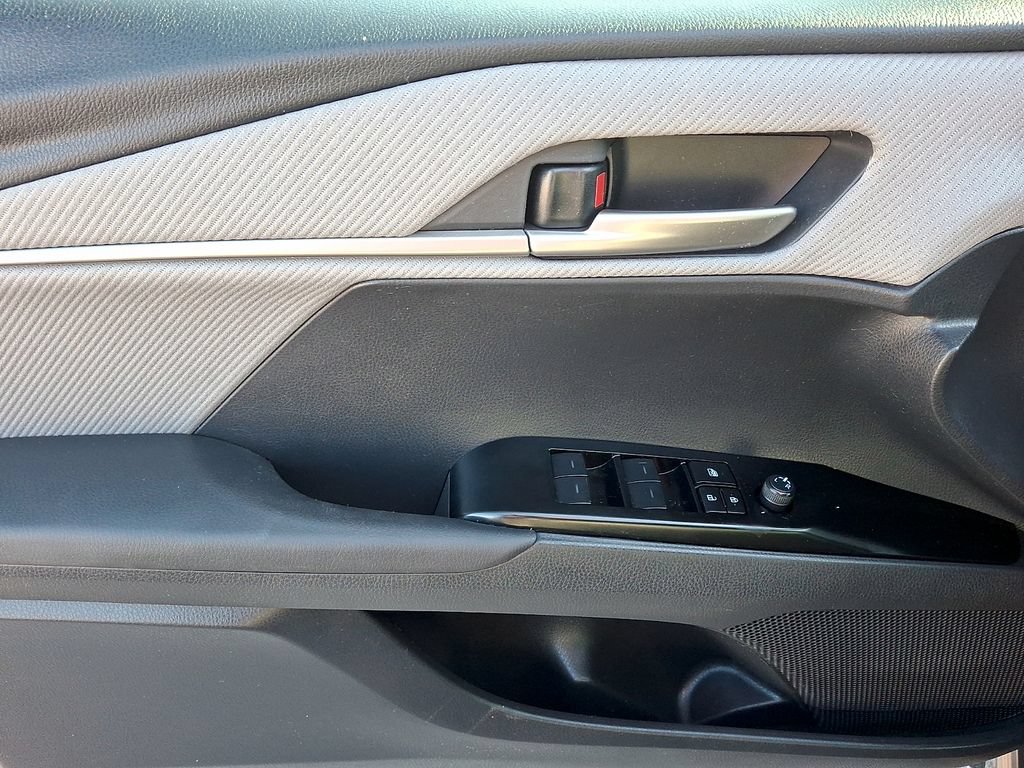 Used 2025 Toyota Camry SE FWD image 12