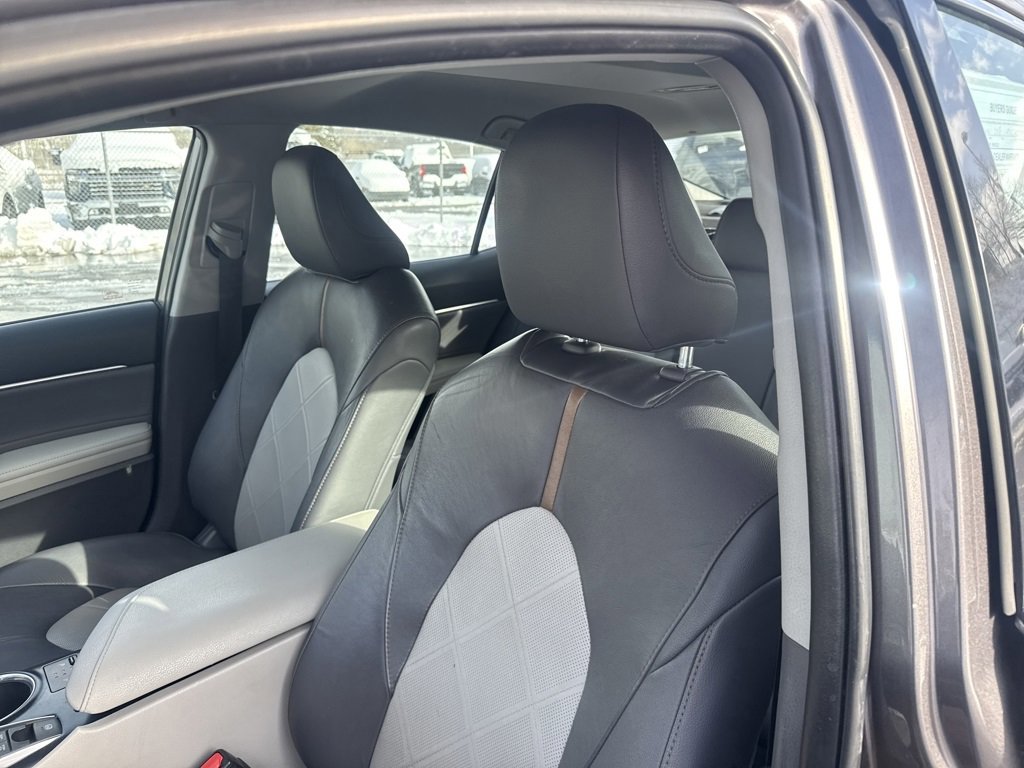 Used 2018 Toyota Camry XLE image 11