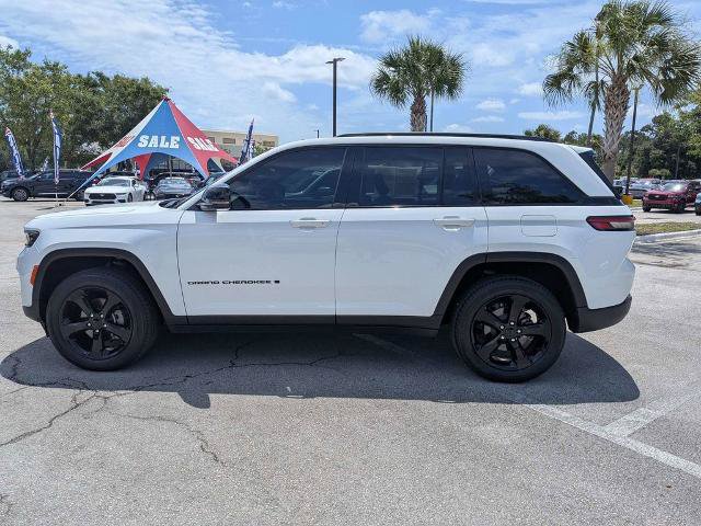 Used 2023 Jeep Grand Cherokee Altitude AWD/4WD image 6