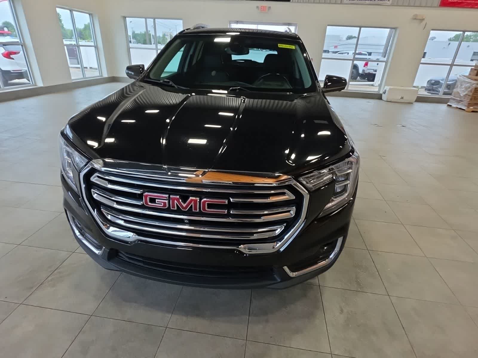 Used 2022 GMC Terrain SLT w/ Infotainment Package II AWD/4WD image 3
