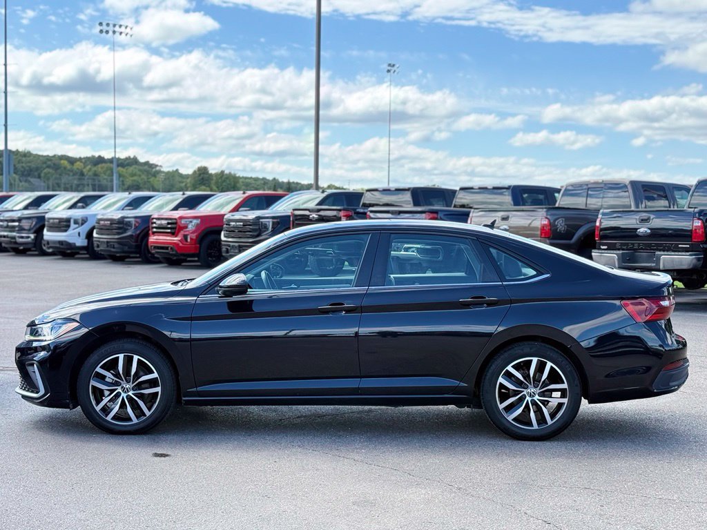 Used 2025 Volkswagen Jetta SE FWD image 33