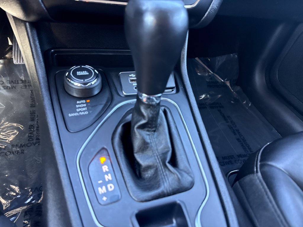 Used 2020 Jeep Cherokee Latitude Plus w/ Cold Weather Group AWD/4WD image 20