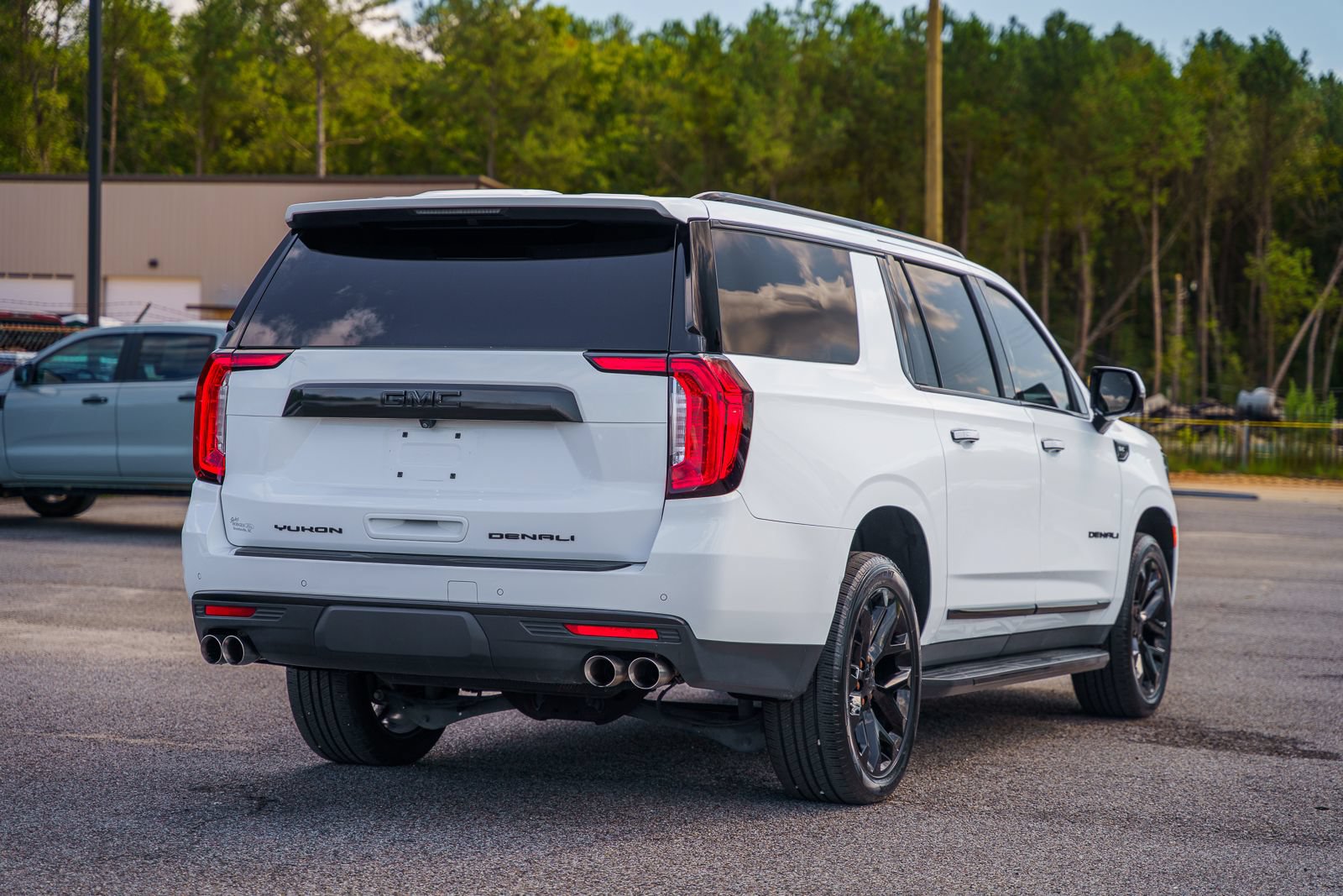 Used 2023 GMC Yukon XL Denali RWD image 12