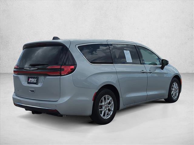 Used 2023 Chrysler Pacifica Touring-L FWD image 5
