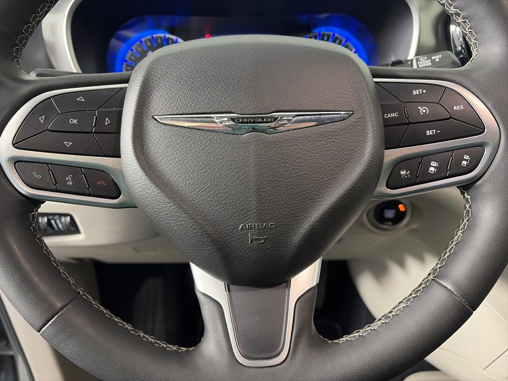 Used 2022 Chrysler Pacifica Touring-L FWD image 15