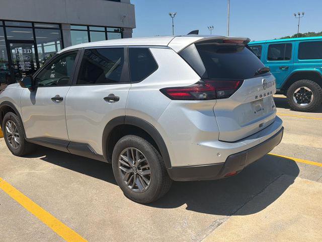 Used 2024 Nissan Rogue S AWD/4WD image 3