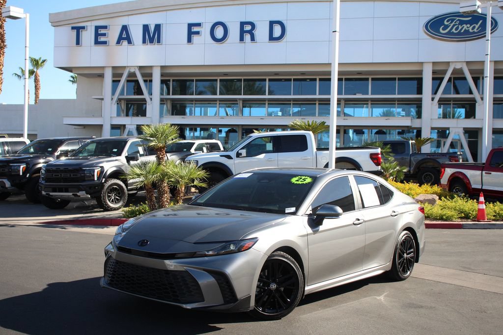 Used 2025 Toyota Camry SE FWD image 2